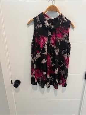 Ellen Tracy Black and Magenta Floral Sleeveless Mock Neck Camisole